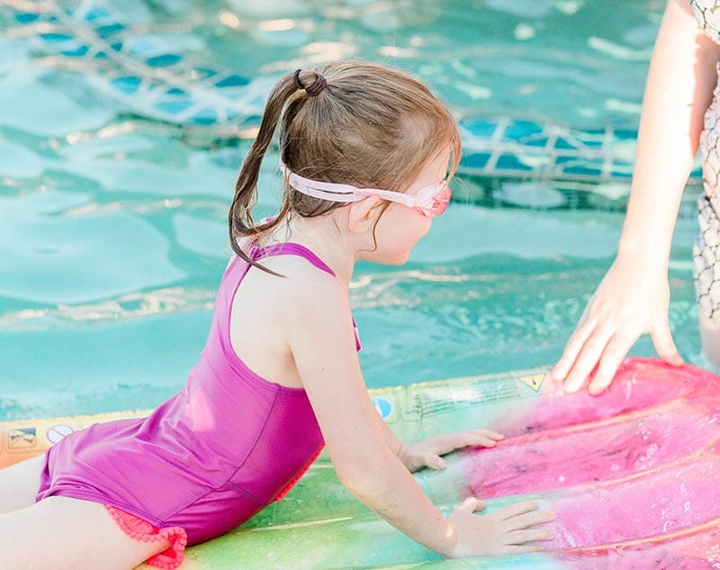 Summer is here, play with the kids in the pool