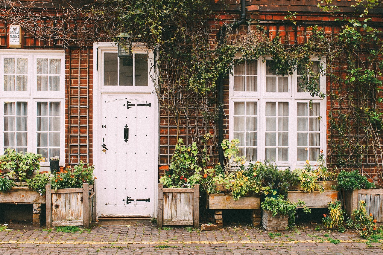 Wood Vs uPVC Vs Metal: Choosing the Right Door Materials for Interior and Exterior Doors