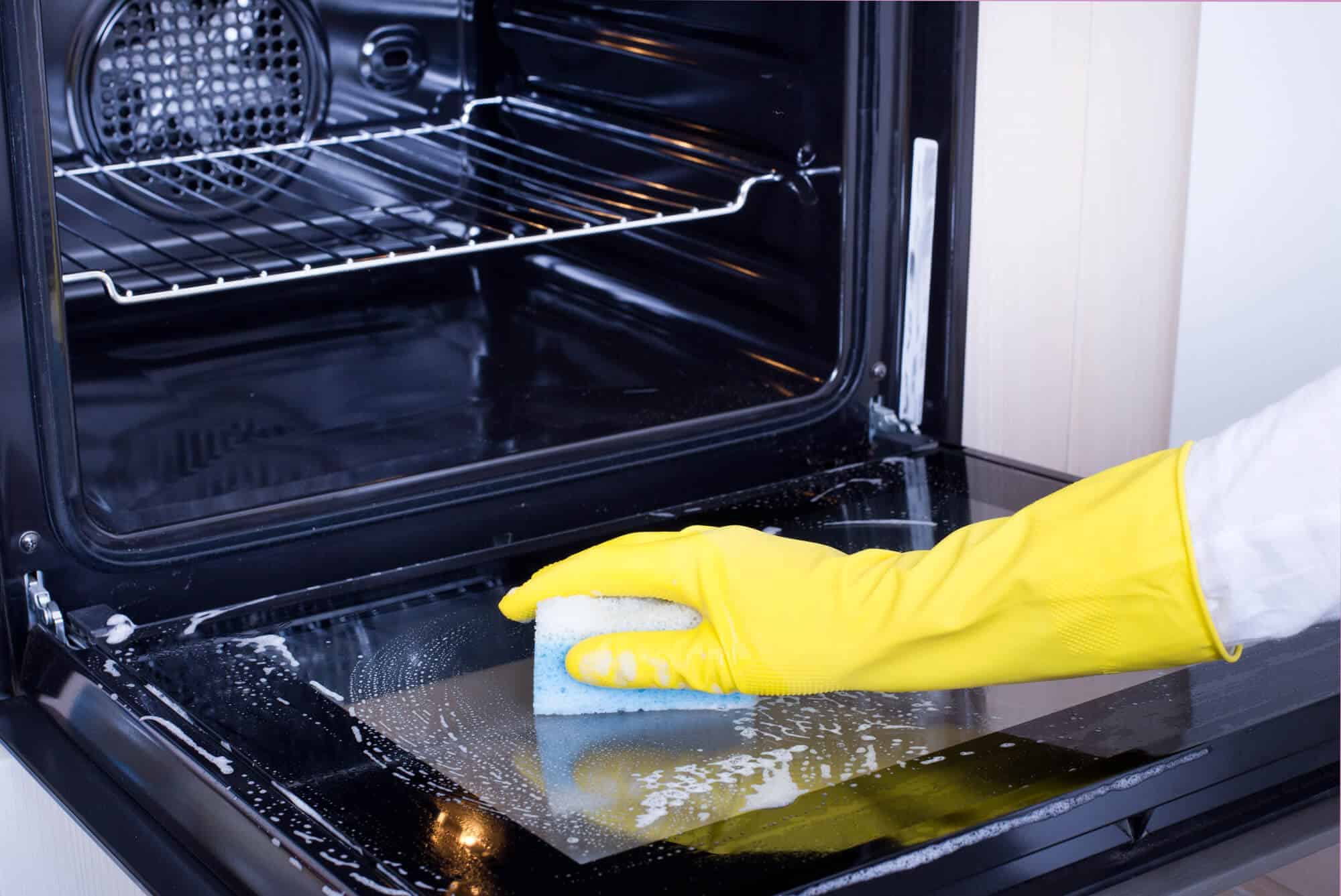 How to Deep Clean Your Oven and Hob Before Moving Out